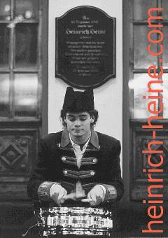 Schlage die Trommel und f&uuml;rchte Dich nicht - ein St&auml;ndchen zum 199. Geburtstag in der Bolkerstra&szlig;e 53 vor dem Heinrich-Heine-Geburtshaus